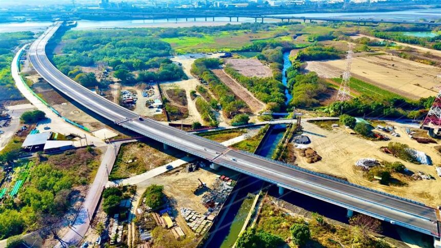 提升中彰通行便利性　縣長王惠美視察「臺中大肚-彰化和美跨河橋梁工程」