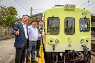 山嵐號首航抵「嘉」　翁章梁迎接首批遊客