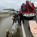 和美警消馳援助跌落大排女子脫困