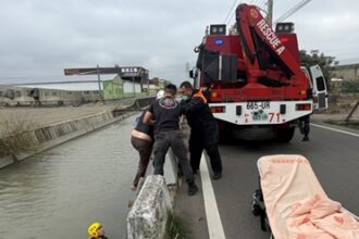 和美警消馳援助跌落大排女子脫困