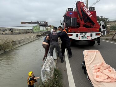 和美警消馳援助跌落大排女子脫困