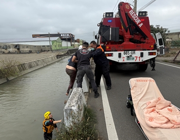 和美警消馳援助跌落大排女子脫困
