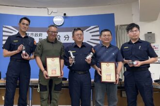 企業捐贈戰術止血帶　行動支持北投警維護治安