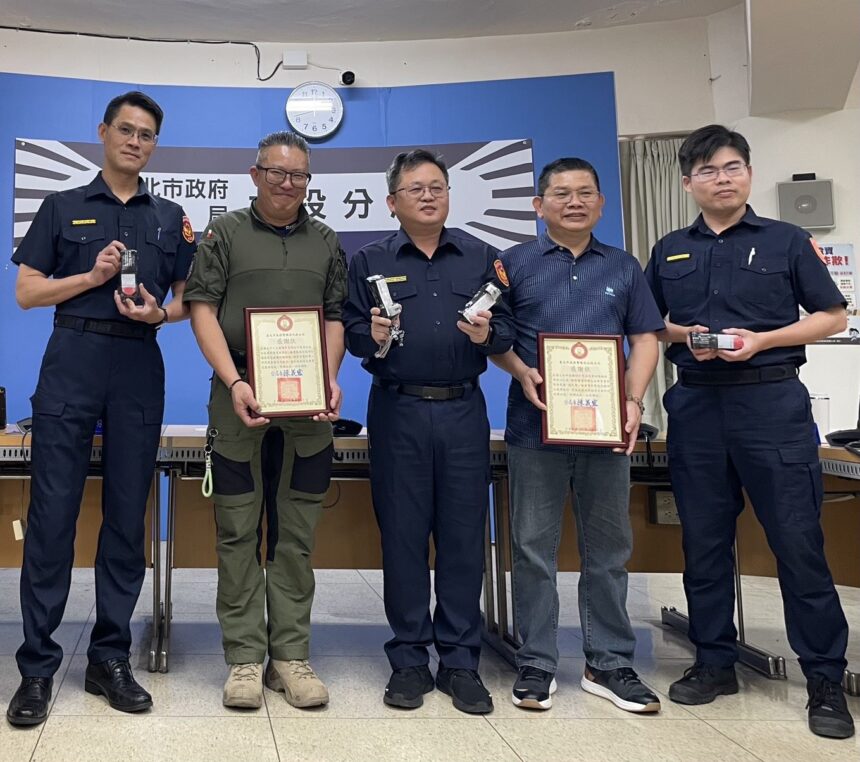 企業捐贈戰術止血帶　行動支持北投警維護治安