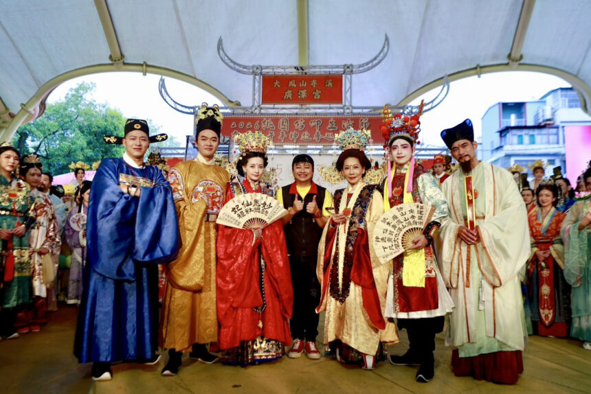 大廟前唱到淚崩！賴銘偉獻唱〈伊是阮老爸〉抱父痛哭 全場齊喊生日快樂超催淚