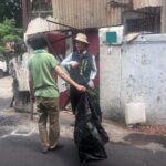 夏季病媒蚊指數漸升，南市府尤秘書長親領防疫團隊社區巡查，呼籲市民定期巡倒清刷