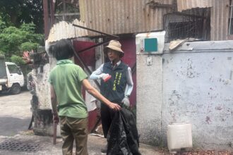 夏季病媒蚊指數漸升，南市府尤秘書長親領防疫團隊社區巡查，呼籲市民定期巡倒清刷