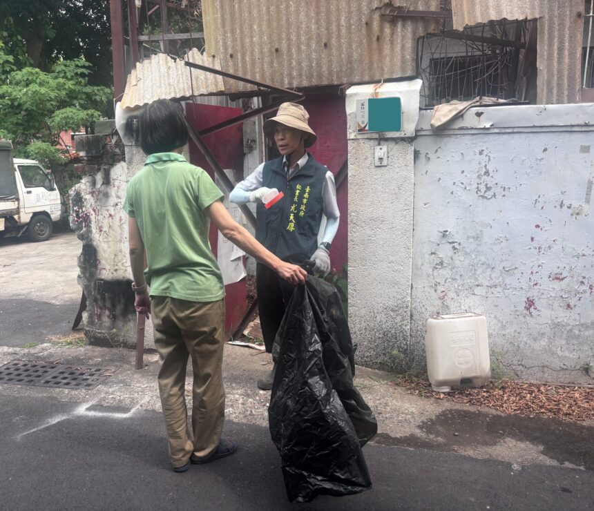 夏季病媒蚊指數漸升，南市府尤秘書長親領防疫團隊社區巡查，呼籲市民定期巡倒清刷