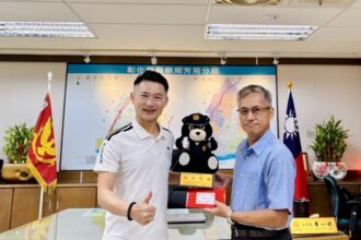 員警榮退　芳苑分局頒贈退休紀念品