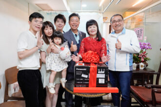 康錦花35年中醫傳承　一輩子母愛守護　獲選新北模範母親　侯友宜親往道賀