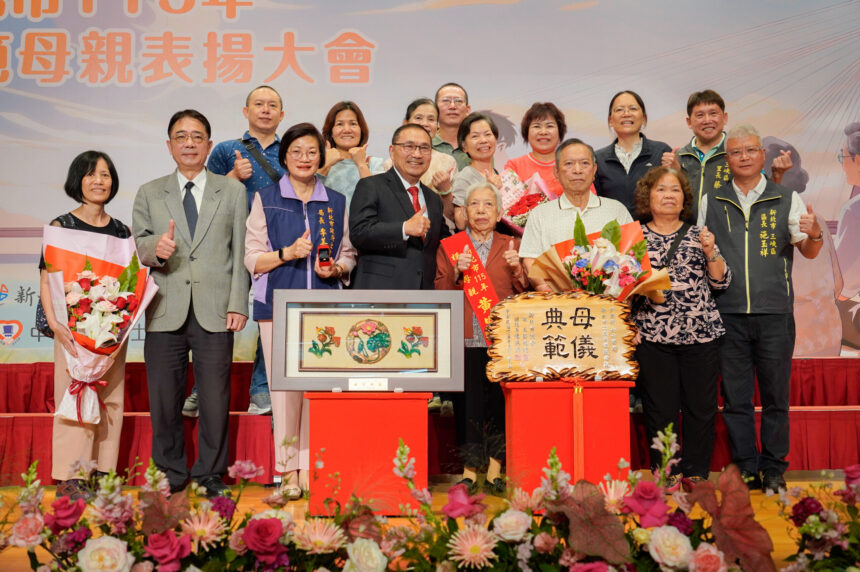 「愛您‧伴您」 新北表揚56位模範母親　侯友宜：小時母親陪我們　老時換我們陪她