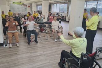 「平甩傳愛」活化長輩肌力　新北社會局表揚14家推動有功機構