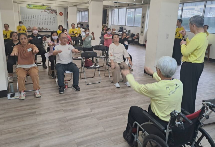「平甩傳愛」活化長輩肌力　新北社會局表揚14家推動有功機構