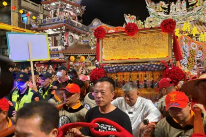 大甲媽遶境圓滿起駕　翁章梁點燃馬炮恭送回鑾