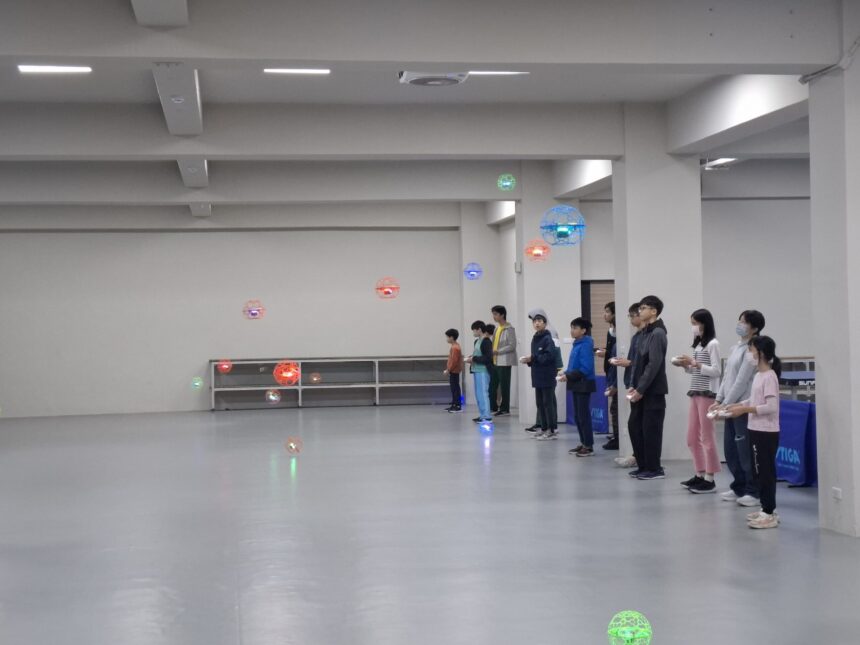 從操控到編程　北市無人機暑期營隊首推「程控飛行」課程