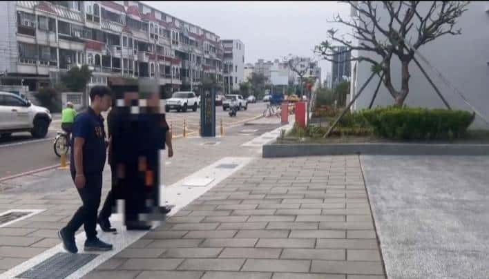 警方逮陳男(中)法辦。