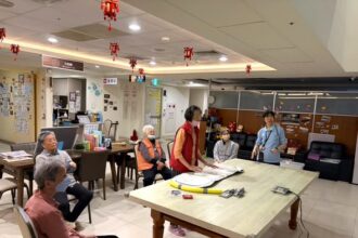 蘭陽仁愛之家安養中心長者們一起玩互動遊戲機　在歡樂中學習