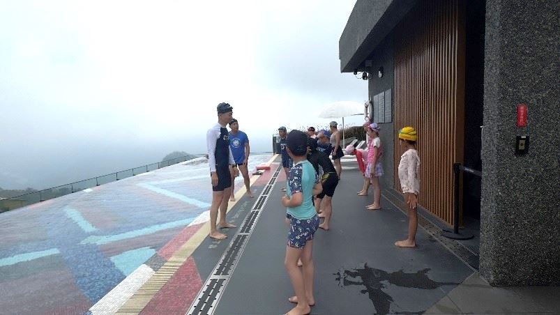 中興國小與阿里山英迪格酒店合作　推動五星級「雲端游泳課」