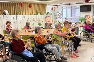 蘭陽仁愛之家長照中心長輩挑戰「水啞鈴」運動！
