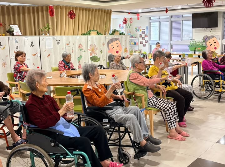 蘭陽仁愛之家長照中心長輩挑戰「水啞鈴」運動！