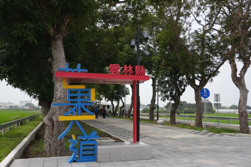 虎尾新舊城區串聯再升級 芒果大道詩文燈箱點亮台灣新詩道
