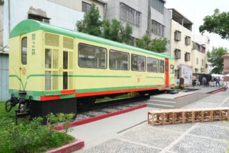 黃敏惠與林森國小師生同慶林鐵車廂新生　搖身校園特色閱讀空間