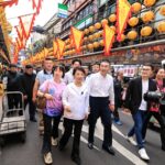 盧秀燕返鄉基隆奠濟宮贈匾　謝國樑陪逛廟口嚐小吃