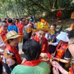 客家大院桐花季熱鬧開鑼！鍾東錦化身伯公仔發麻糬「黏錢」 邀民眾賞桐趣