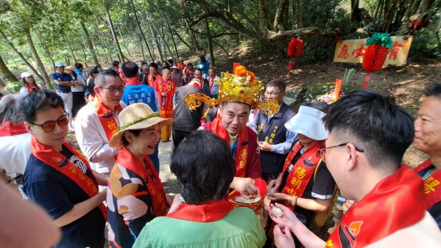 客家大院桐花季熱鬧開鑼！鍾東錦化身伯公仔發麻糬「黏錢」 邀民眾賞桐趣