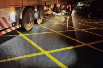 埔里鎮中正路段發生一名女子騎乘重機車不明原因倒地後　遭曳引車輾壓當場死亡之交通事故