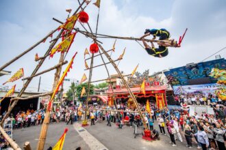 「全台獨嘉」鞦韆節登場　12米竹架高空競技　日本貴賓讚神乎奇技