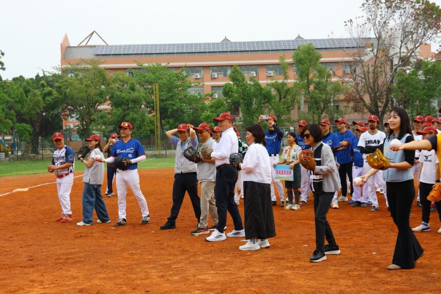 把詐騙當壘球「用力巴下去」！嘉義打詐盃開打　黃敏惠霸氣開球
