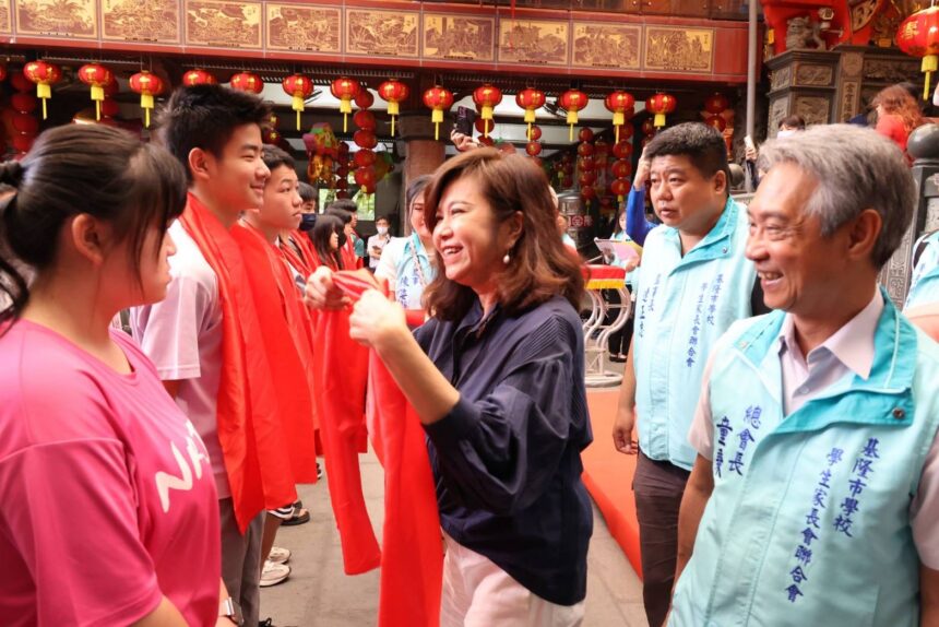 基隆考生齊聚慈雲寺　祈願國中會考金榜題名