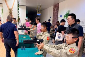 敦化少棒隊參訪嘉義市警局　寓教於樂深化防暴打詐觀念
