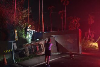 大貨車翻覆山坡　中埔警呼籲山區行車注意安全