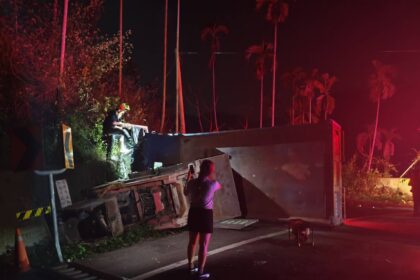 大貨車翻覆山坡　中埔警呼籲山區行車注意安全