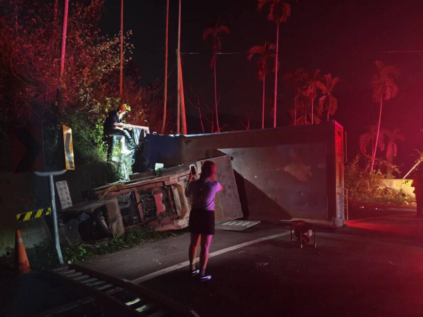大貨車翻覆山坡　中埔警呼籲山區行車注意安全