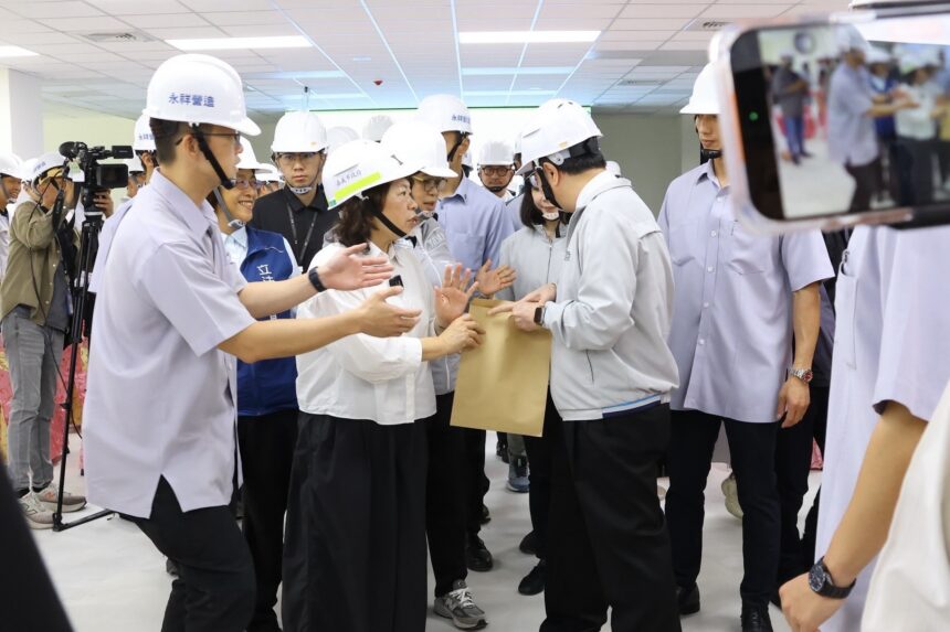 卓榮泰南下嘉義考察　黃敏惠當面遞交輕軌資料：請中央信守承諾