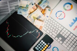 科技股當道，為什麼聰明錢正在悄悄買進全球金融股？三個數字告訴你答案