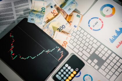 科技股當道，為什麼聰明錢正在悄悄買進全球金融股？三個數字告訴你答案