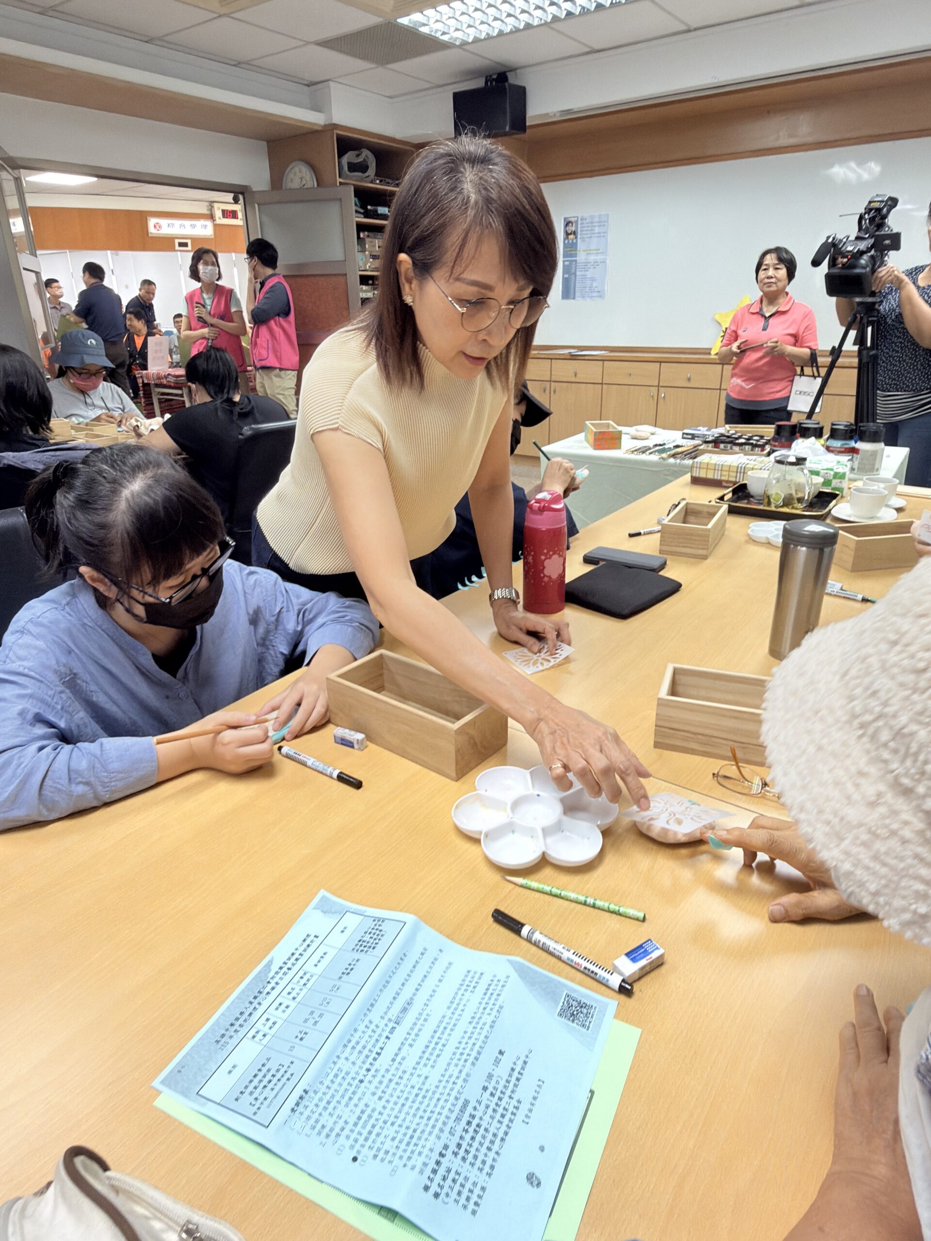 圖説：由高雄市高師大文創學會邀請藝術家潘寀榛，現場指導民眾在石頭上作畫。（記者王承綸／攝）