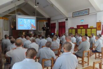 《台灣超人》走進南監明德戒治分監         盧興國以「情境治療」打造收容人模擬自主管理