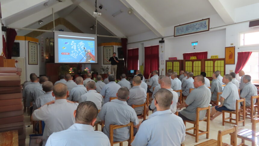 《台灣超人》走進南監明德戒治分監         盧興國以「情境治療」打造收容人模擬自主管理