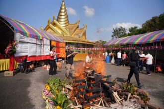 薩迦法王2026-弘法行程以熊熊烈火揭開序幕    六臂白瑪哈嘎拉火供法會