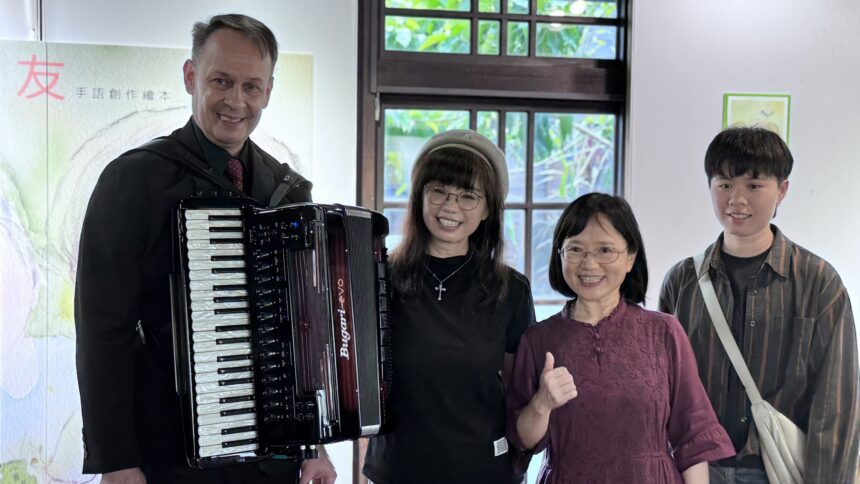 「找朋友」手語創作繪本簽書會以手語熱烈進行