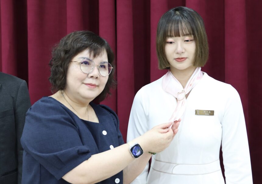 中華醫大生物醫學及美容保健系授服繫巾儀式醫美生力軍亮眼出擊