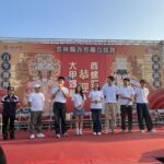 梁佑南 方琦母女凌晨三點熱血迎大甲媽 獲殊榮扛神轎 鑽轎底