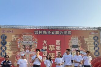 梁佑南 方琦母女凌晨三點熱血迎大甲媽 獲殊榮扛神轎 鑽轎底