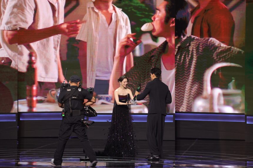 謝盈萱應邀新加坡2026紅星大獎頒獎 勉勵後進「勇敢去做想做的事」