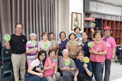瓶蓋變身藝術涼扇！　中市清潔隊攜手長輩手作　「扇」播永續種子